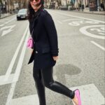 Ana Milán Instagram - Con la lluvia este fin de semana ha pasado como con los problemas que nos montamos en la cabeza: Lo que pensabas que iba a ser heavy no era para tanto luego. No? Yo pretendía un fin de semana casero pero a veces la vida se lía. Y si no llueve, se pasea y se baila. 👜 👓 🥿 @parfois 🧥 @sferaofficial