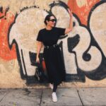 Ana Milán Instagram – Hay felicidad inherente a la llegada de la primavera.
Como si la vida se reiniciara. Como si se hubiera vencido de nuevo una batalla. Como si la alegría estuviera esperándonos inquieta. Hay algo de esperanza en la llegada de la primavera, como si algo pusiera música al fondo. 
Hoy me he sentado al sol en una terraza, me he quitado la chaqueta y he cerrado durante un ratito los ojos. Y solo por momentos así merece la pena el invierno…