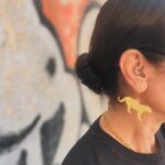 Ana Milán Instagram – Hay felicidad inherente a la llegada de la primavera.
Como si la vida se reiniciara. Como si se hubiera vencido de nuevo una batalla. Como si la alegría estuviera esperándonos inquieta. Hay algo de esperanza en la llegada de la primavera, como si algo pusiera música al fondo. 
Hoy me he sentado al sol en una terraza, me he quitado la chaqueta y he cerrado durante un ratito los ojos. Y solo por momentos así merece la pena el invierno…