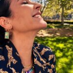 Ana Milán Instagram - Comenzar el día brindando con ellos. Mantener una conversación con 17 temas abiertos y que ninguno de los 3 nos perdamos. Pasear por Madrid parándonos cada vez que se dice algo importante. Porque lo importante se dice sin caminar. Pasar a ver la exposición de @jrhodespianist y saber que no va a ser la última… Seguir paseando por Madrid y llegar a @tachabeauty para que le sacaran brillo y volumen a esta melena. Reto conseguido. Día perfecto. Y eso que aún no ha acabado… 👖 @dolorespromesasdp 💎 @earcandy_jewelry 👜 @tras.mi.bolsa