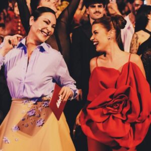 Ana Milán Instagram - Los @premiosidolo llegaron para quedarse. Querida @dulceida gracias por volver a poner en mis manos una noche tan especial… mi queridiiiiiiísima @percebesygrelos que maravilla es hacer cualquier cosa a tu lado. Te adoro.
Gracias @aliciaruedaatelier por vestirme una vez más y @theforestshoes por esos zapatos 🥰, siempre de la mano de @alipromesas 

@paulasoroa gracias por entender siempre lo que quiero y por tanta complicidad ☺️
Y gracias siempre @andreadefty @bedelkatalent por un trabajo impecable…