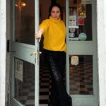 Ana Milán Instagram - Los días de lluvia hay que vestirse de amarillo y lentejuelas, refugiarse en un bar en el que tengan vermú y croquetas, juntarse con alguien que te guste y después mojarse volviendo a casa porque a pesar de tener varios, siempre, se te olvida coger el paraguas. Es lo que tenemos la gente del Mediterráneo, que sabemos que la lluvia no dura para siempre… 👗 @sferaofficial