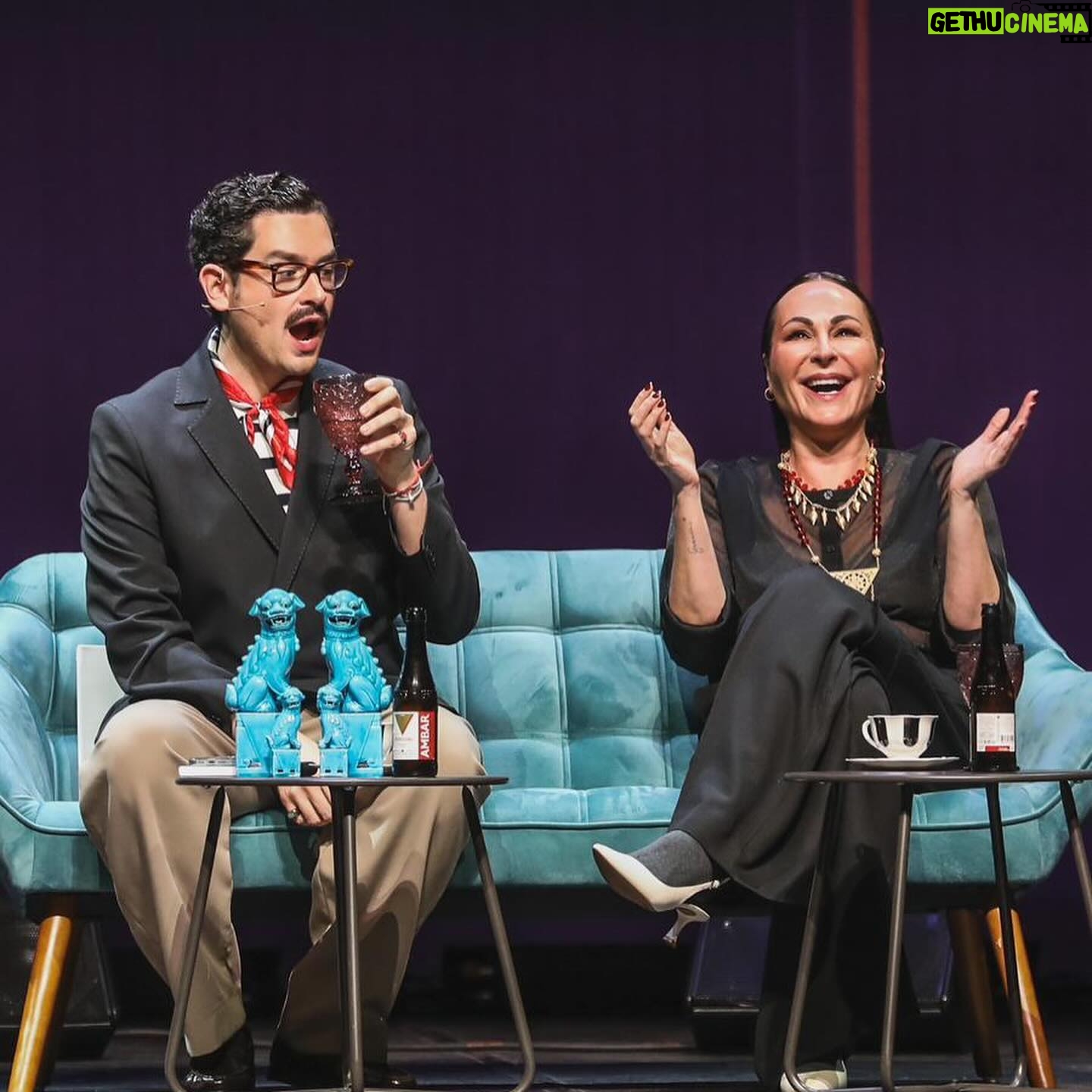 Ana Milán Instagram - Lo de hoy. Hablemos de lo de hoy. De cómo nos lo hemos pasado en el live de La Vida y Tal en Madrid. Si hice algo muy bueno en otra vida el karma me lo paga con mañanas como la de hoy. 🤍 Gracias siempre @podimo_es por hacerlo posible. Te quiero @sebastiangab y me lo paso pipa contigo en el escenario y fuera de él. Total look @sita_murt 💎 @elisapomarofficial Stylist @antoinella 💄 @albertodugarte @bedelkatalent @andreadefty 🤍
