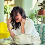 Ana Milán Instagram - Hay días en los que la vida hay que ponerla en modo avión. Y darte un paseo, pintarte las uñas, estar contigo y cantar bajito por la calle. Parar, tomarte un café con el sol de cara y regresar a casa.😊 🤍 👜 @naiaraelgarresta