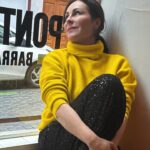 Ana Milán Instagram - Los días de lluvia hay que vestirse de amarillo y lentejuelas, refugiarse en un bar en el que tengan vermú y croquetas, juntarse con alguien que te guste y después mojarse volviendo a casa porque a pesar de tener varios, siempre, se te olvida coger el paraguas. Es lo que tenemos la gente del Mediterráneo, que sabemos que la lluvia no dura para siempre… 👗 @sferaofficial