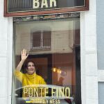 Ana Milán Instagram – Los días de lluvia hay que vestirse de amarillo y lentejuelas, refugiarse en un bar en el que tengan vermú y croquetas, juntarse con alguien que te guste y después mojarse volviendo a casa porque a pesar de tener varios, siempre, se te olvida coger el paraguas. 
Es lo que tenemos la gente del Mediterráneo, que sabemos que la lluvia no dura para siempre…
👗 @sferaofficial