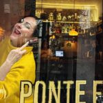 Ana Milán Instagram - Los días de lluvia hay que vestirse de amarillo y lentejuelas, refugiarse en un bar en el que tengan vermú y croquetas, juntarse con alguien que te guste y después mojarse volviendo a casa porque a pesar de tener varios, siempre, se te olvida coger el paraguas. Es lo que tenemos la gente del Mediterráneo, que sabemos que la lluvia no dura para siempre… 👗 @sferaofficial