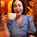 Ana Milán Instagram - Lo llamaron Sábado porque “quedar a las 10:30am y empezar con un cappuccino, charlar de trescientas cosas sin llegar a ninguna conclusión, pedir otro café hasta que llegue la hora del vermú” era demasiado largo… 🤍