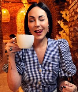 Ana Milán Instagram - Lo llamaron Sábado porque “quedar a las 10:30am y empezar con un cappuccino, charlar de trescientas cosas sin llegar a ninguna conclusión, pedir otro café hasta que llegue la hora del vermú” era demasiado largo… 🤍