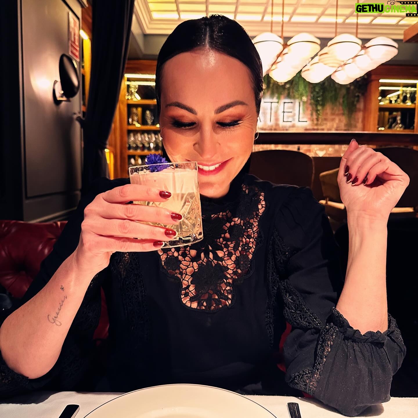 Ana Milán Instagram - Lo de hoy. Hablemos de lo de hoy. De cómo nos lo hemos pasado en el live de La Vida y Tal en Madrid. Si hice algo muy bueno en otra vida el karma me lo paga con mañanas como la de hoy. 🤍 Gracias siempre @podimo_es por hacerlo posible. Te quiero @sebastiangab y me lo paso pipa contigo en el escenario y fuera de él. Total look @sita_murt 💎 @elisapomarofficial Stylist @antoinella 💄 @albertodugarte @bedelkatalent @andreadefty 🤍