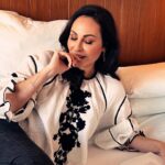 Ana Milán Instagram - Hoy ha sido un día bonito. Yo qué sé. No ha sucedido nada especial y ha sucedido todo. Me he levantado descansada, he desayunado charlando sobre la vida, he ido a trabajar con un equipo estupendo (gracias mi querida @andreadefty por hacerlo todo fácil, por hacerlo todo bien, incluso lo que no). He estado trabajando con mi @sebastiangab llenos de complicidad, de amistad verdadera aún conociendo las costuras del otro. Y acabo de volver a casa, y todo estaba en calma, y suena jazz (del tranquilito) y te imagino a ti, leyendo esto y pienso que tengo mucha suerte si has leído hasta el final. Pues eso, que yo qué sé, que a veces somos más felices de lo que creemos. 👚 @sferaofficial