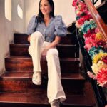Ana Milán Instagram - Lo llamaron Sábado porque “quedar a las 10:30am y empezar con un cappuccino, charlar de trescientas cosas sin llegar a ninguna conclusión, pedir otro café hasta que llegue la hora del vermú” era demasiado largo… 🤍