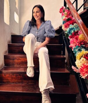 Ana Milán Instagram - Lo llamaron Sábado porque “quedar a las 10:30am y empezar con un cappuccino, charlar de trescientas cosas sin llegar a ninguna conclusión, pedir otro café hasta que llegue la hora del vermú” era demasiado largo… 🤍