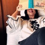 Ana Milán Instagram - Hoy ha sido un día bonito. Yo qué sé. No ha sucedido nada especial y ha sucedido todo. Me he levantado descansada, he desayunado charlando sobre la vida, he ido a trabajar con un equipo estupendo (gracias mi querida @andreadefty por hacerlo todo fácil, por hacerlo todo bien, incluso lo que no). He estado trabajando con mi @sebastiangab llenos de complicidad, de amistad verdadera aún conociendo las costuras del otro. Y acabo de volver a casa, y todo estaba en calma, y suena jazz (del tranquilito) y te imagino a ti, leyendo esto y pienso que tengo mucha suerte si has leído hasta el final. Pues eso, que yo qué sé, que a veces somos más felices de lo que creemos. 👚 @sferaofficial