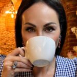 Ana Milán Instagram - Lo llamaron Sábado porque “quedar a las 10:30am y empezar con un cappuccino, charlar de trescientas cosas sin llegar a ninguna conclusión, pedir otro café hasta que llegue la hora del vermú” era demasiado largo… 🤍