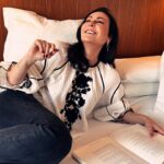Ana Milán Instagram - Hoy ha sido un día bonito. Yo qué sé. No ha sucedido nada especial y ha sucedido todo. Me he levantado descansada, he desayunado charlando sobre la vida, he ido a trabajar con un equipo estupendo (gracias mi querida @andreadefty por hacerlo todo fácil, por hacerlo todo bien, incluso lo que no). He estado trabajando con mi @sebastiangab llenos de complicidad, de amistad verdadera aún conociendo las costuras del otro. Y acabo de volver a casa, y todo estaba en calma, y suena jazz (del tranquilito) y te imagino a ti, leyendo esto y pienso que tengo mucha suerte si has leído hasta el final. Pues eso, que yo qué sé, que a veces somos más felices de lo que creemos. 👚 @sferaofficial