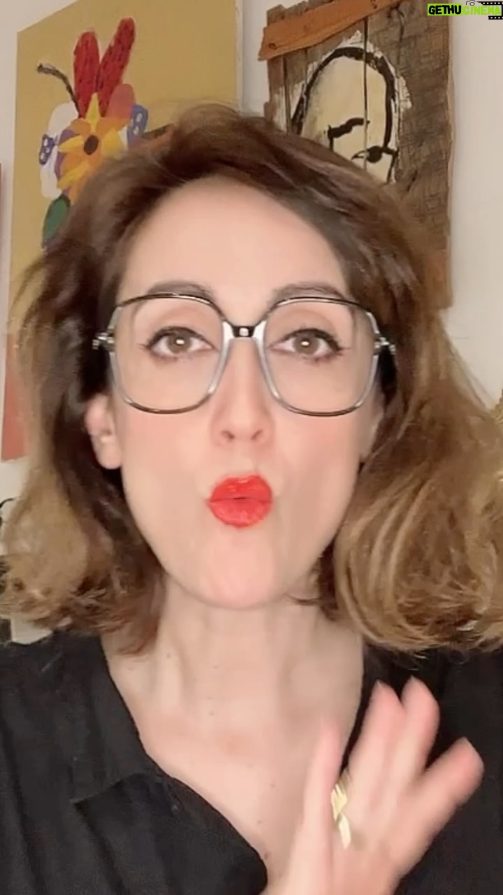 Ana Morgade Instagram - El 7 de marzo IMPRO IMPRO IMPRO! El espectáculo #WomanUp sube a cuatro actrices improvisadoras a escena y nos pone al servicio de la improvisación pura y poderosa. En el show que haremos en España (único e irrepetible) estaremos en las tablas repartiendo arte @paugalimbu @lauloay @encarnindigesta y yo. Y también @martin_calo se sube a improvisar en la música con nosotras. Tienes entradas YA a la venta y el aforo es limitado, así que vuela, chiqui, que va a estar increíble. Te reservas ya mismo el 7 de marzo para ir al @teatromaravillas de Madrid, que va a ser un lujo! VIVA LA IMPRO! ♥️