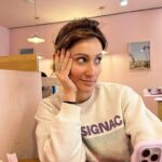 Ana Morgade Instagram - Cómo es @carlosoleramos que me ha hecho unas FOTAZAS que parezco una diva de la revista Caza y Pesca!? Cómo es? Hemos ido a comer con mi amada @paugalimbu y nos hemos pasado a ver a @dra.caminoguallar para que me ponga rostro de veinteañera con sus magias y sus tratamientos, que no solo de photoshop vive una.