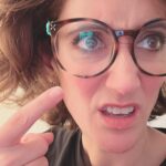 Ana Morgade Instagram - Hoy me he maquillado muy mona y se me ha olvidado hacerme fotos porque SOY ASÍ YO y antes de derrumbarme en el sofá digo: hazte una serie de fotos, gandulaza, que te vas a arrepentir. Y a la tercera foto (a ver si te crees que cuelgo la primera que me hago, amor de cristo), me he dado cuenta de que llevo las gafas del glamour: tienen celo verde en las patillas (el que pillé en el momento) porque se me caen si lo quito (me hacen de tope), y les falta LITERALMENTE un trozo de montura (se me cayeron hace varios años) y las pegué con pegamento de contacto porque soy una mujer con recursos. Y qué le diría a quien piense que soy una cutre? Pues la foto seis para su carita preciosa.