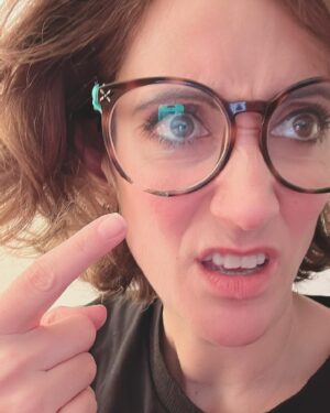 Ana Morgade Instagram - Hoy me he maquillado muy mona y se me ha olvidado hacerme fotos porque SOY ASÍ YO y antes de derrumbarme en el sofá digo: hazte una serie de fotos, gandulaza, que te vas a arrepentir. 
Y a la tercera foto (a ver si te crees que cuelgo la primera que me hago, amor de cristo), me he dado cuenta de que llevo las gafas del glamour: tienen celo verde en las patillas (el que pillé en el momento) porque se me caen si lo quito (me hacen de tope), y les falta LITERALMENTE un trozo de montura (se me cayeron hace varios años) y las pegué con pegamento de contacto porque soy una mujer con recursos. 

Y qué le diría a quien piense que soy una cutre? Pues la foto seis para su carita preciosa.