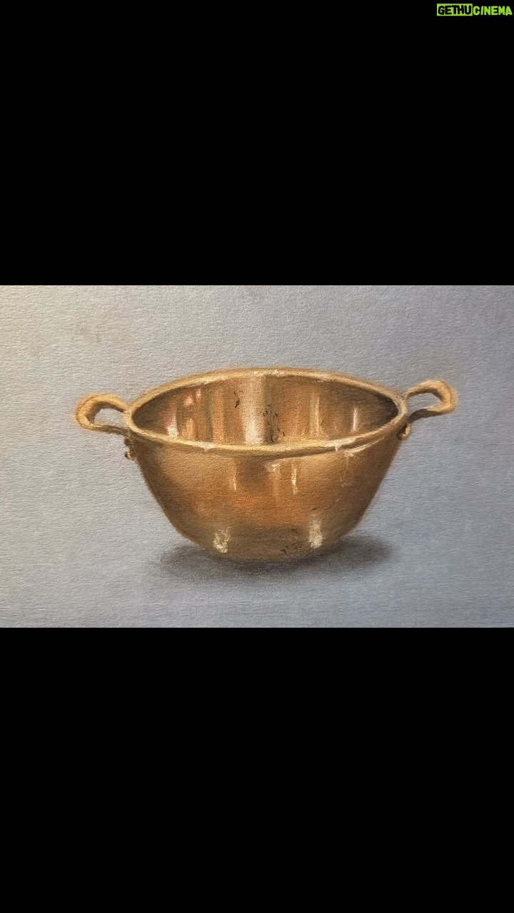 Ana Morgade Instagram - Sigo con mis clases de pintura! Ésta me hace ilusión porque la he pintado a partir de una foto, no es un trabajo basado en el trabajo pictórico de otra persona. Hay fallos? SÍ. Los lados están poco simétricos, el primer arco (el borde superior) está demasiado pronunciado, la original era mucho más plana y aquí puedes hacer arroz para 28 personas… Pero oye, la hice desde cero en una horita con mis pasteles y bebesito dando brincos y pintando con rotus a mi lado, así que considero que ha quedado muy digna dadas las circunstancias!