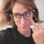 Ana Morgade Instagram - Hoy me he maquillado muy mona y se me ha olvidado hacerme fotos porque SOY ASÍ YO y antes de derrumbarme en el sofá digo: hazte una serie de fotos, gandulaza, que te vas a arrepentir. Y a la tercera foto (a ver si te crees que cuelgo la primera que me hago, amor de cristo), me he dado cuenta de que llevo las gafas del glamour: tienen celo verde en las patillas (el que pillé en el momento) porque se me caen si lo quito (me hacen de tope), y les falta LITERALMENTE un trozo de montura (se me cayeron hace varios años) y las pegué con pegamento de contacto porque soy una mujer con recursos. Y qué le diría a quien piense que soy una cutre? Pues la foto seis para su carita preciosa.