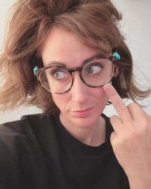 Ana Morgade Instagram - Hoy me he maquillado muy mona y se me ha olvidado hacerme fotos porque SOY ASÍ YO y antes de derrumbarme en el sofá digo: hazte una serie de fotos, gandulaza, que te vas a arrepentir. 
Y a la tercera foto (a ver si te crees que cuelgo la primera que me hago, amor de cristo), me he dado cuenta de que llevo las gafas del glamour: tienen celo verde en las patillas (el que pillé en el momento) porque se me caen si lo quito (me hacen de tope), y les falta LITERALMENTE un trozo de montura (se me cayeron hace varios años) y las pegué con pegamento de contacto porque soy una mujer con recursos. 

Y qué le diría a quien piense que soy una cutre? Pues la foto seis para su carita preciosa.