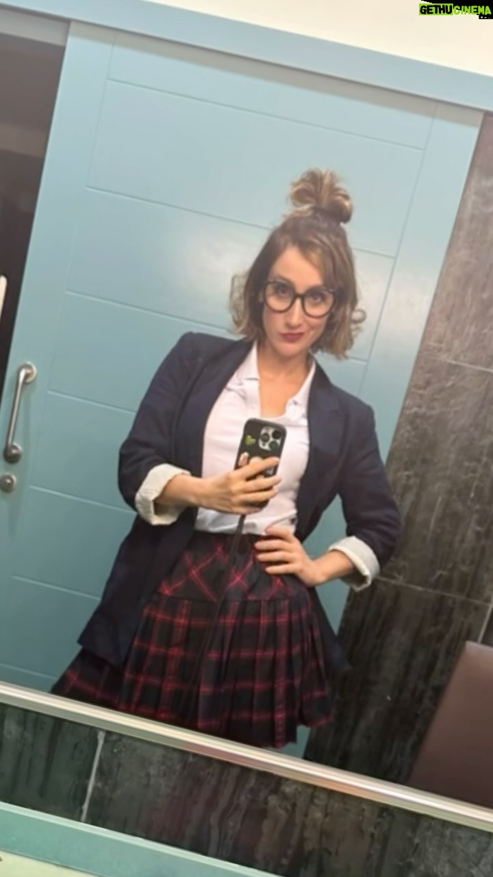 Ana Morgade Instagram - Nasida pa estudiar (si aguantas hasta el final, verás que me flipo intentando enseñar la escayola y no me he h0sti0 de milagro 🥸) Así voy vestida para la gira de @mentespeligrosas.es y me encanta! Que me gusta un disfraz a mí. Porque a lo mejor os sorprende porque mi rostro de joven promesa confunde muchísimo, pero este piquete es de mentiras, ya no voy al cole, yo ya terminé la ESO. Y lo otro también. Tengo ya más años que un bosque, vamos. Pero solo por fuera, caris 😎