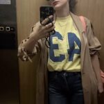 Ana Morgade Instagram - Que no os engañe mi actitud de modelo del Zara, lo que me pasa es que he dormido dos horas y media y la columna vertebral está haciendo el trabajo de mantenerme de pie de milagro. Dejadme que os comente que esta sudadera GUAPÉRRIMA era de mi padre, y tiene más años que yo. Es fuerte porque yo la recordaba gigante y al ponérmela me he dado cuenta de que la que es gigante ahora soy yo 😙😙😙