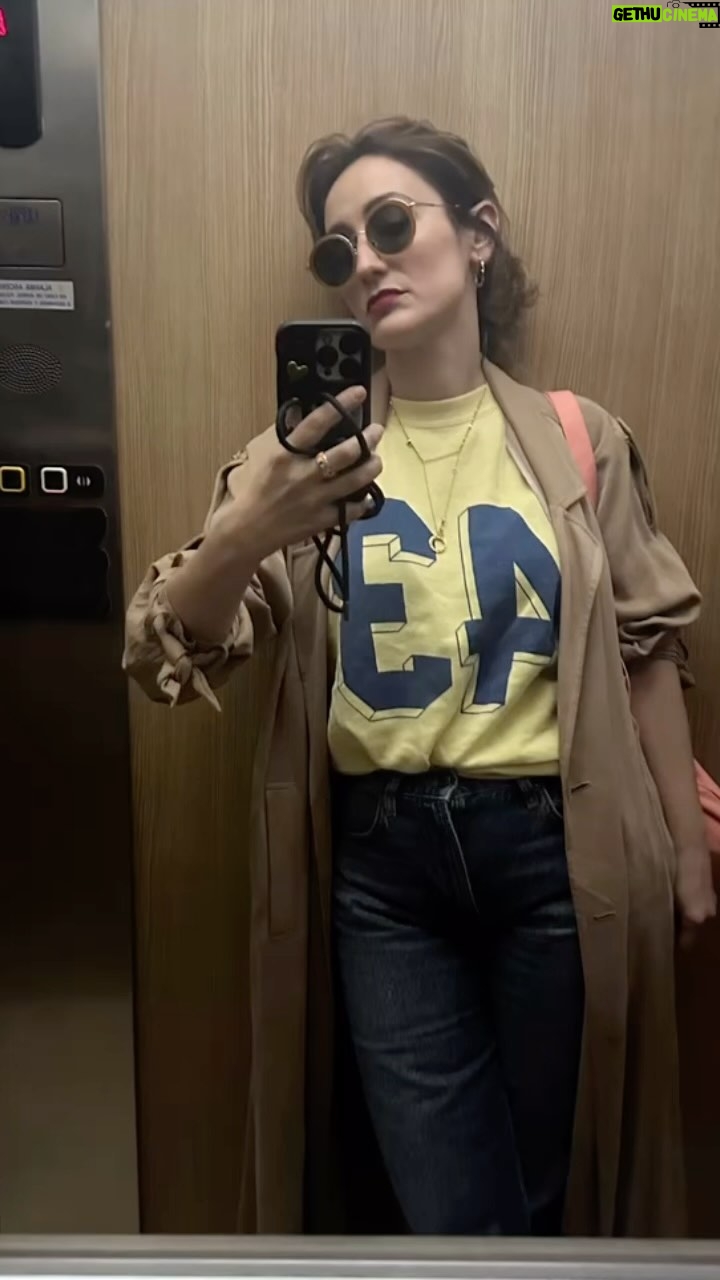 Ana Morgade Instagram - Que no os engañe mi actitud de modelo del Zara, lo que me pasa es que he dormido dos horas y media y la columna vertebral está haciendo el trabajo de mantenerme de pie de milagro. Dejadme que os comente que esta sudadera GUAPÉRRIMA era de mi padre, y tiene más años que yo. Es fuerte porque yo la recordaba gigante y al ponérmela me he dado cuenta de que la que es gigante ahora soy yo 😙😙😙