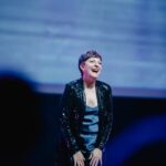Ana Morgade Instagram - Barcelona, nos habéis dado dos sesiones que no olvidaremos jamás. De esas que hacen esta reunión de antiguos alumnos algo tan especial. Nos llevamos vuestras 6.000 sonrisas con nosotros todo lo que queda de gira. ¿Cómo os lo agradecemos? Esperamos que hayáis disfrutado tanto como nosotros. 🧠💞 🏆 Ganadoras de las entradas dobles para el WiZink Center sorteadas en Barcelona: @nhm87 y @carlotaespin. ¡Enhorabuena! 🎉 📸 @eyesssence
