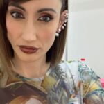 Ana Morgade Instagram - Os preguntaréis cómo he llegado hasta aquí… pues coja! Me he caído en la moto y me he hecho un siete en la pierna (he hecho una reconstrucción súper realista para que os hagáis una idea). Me han arreglado con trece grapas (bendita seguridad social, GRACIAS SIEMPRE) y he viajado con la pata enguantada en vendas y unas muletas de mi vecina Cristina, que es lo más. Que la pierna está hecha un asco? Correcto. Pero de cara voy MONÍSIMA (gracias a @raquelgonzalezmakeup , que hace magia cada semana). Tened cuidado, chiquis. Que aunque no lo parezca, he tenido mucha suerte. 🥹😇