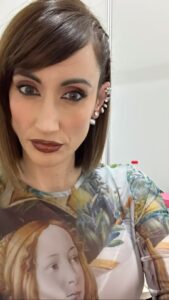 Ana Morgade Instagram - Os preguntaréis cómo he llegado hasta aquí… pues coja! Me he caído en la moto y me he hecho un siete en la pierna (he hecho una reconstrucción súper realista para que os hagáis una idea). Me han arreglado con trece grapas (bendita seguridad social, GRACIAS SIEMPRE) y he viajado con la pata enguantada en vendas y unas muletas de mi vecina Cristina, que es lo más. Que la pierna está hecha un asco? Correcto. Pero de cara voy MONÍSIMA (gracias a @raquelgonzalezmakeup , que hace magia cada semana). Tened cuidado, chiquis. Que aunque no lo parezca, he tenido mucha suerte. 🥹😇
