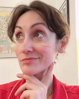 Ana Morgade Instagram - Bebesito hoy va disfrazada de ratón al cole y nos hemos pintado la una a la otra. No pienso quitarme estos bigotes en todo el día. 
(No comparto fotos suyas, no sabéis la rabia que me da porque está increíble). 
He hecho el disfraz con unas mallas y una camiseta gris que tenía y unos calcetines míos para hacer el rabito, las orejas y unos lazos para las zapatillas. Y un trozo de fieltro viejo pintado de rosa para el interior de las orejas. Más casero todo que un tocino de cielo de postre. 
Me llaman LA APAÑÁ? CORRECTO.