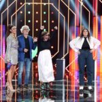 Ana Morgade Instagram - HOY HOY HOY! Esta noche estrenamos a las 22:45 #lamejorgeneración en @telecincoes y os dejo algunos momentazos para abrir boca: capitanes en estado de grasia y bellessa, una celebrando humildemente el triunfo, flipadísima en los ensayos (sí, caris, canto!), pidiendo con @martasango el VAR a la reina @laruka , perreando cual señora en una boda, el elencazo en el escenario que es más grande que la paciencia de una madre de trillizos, y @davidfernandezortiz1970 y yo revisando la dentadura de la gran @esperansagrasia_ ah, y una haciendo pilates pelota en mitad de la gala, y de remate, ahí me tenéis agarrando un escroto imaginario. Os espera lo más grande, amigues! EMPIEZA EL SHOW!!! @martisimasanchez @pablocarbonelloficial @soysolegimenez @rokooficial @anibalgomezoficial @soyyomelody @martasango @mavericklopezmusic @izanllunas @davidfernandezortiz1970 @esperansagrasia_ @laruka