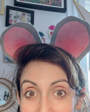 Ana Morgade Instagram - Bebesito hoy va disfrazada de ratón al cole y nos hemos pintado la una a la otra. No pienso quitarme estos bigotes en todo el día. 
(No comparto fotos suyas, no sabéis la rabia que me da porque está increíble). 
He hecho el disfraz con unas mallas y una camiseta gris que tenía y unos calcetines míos para hacer el rabito, las orejas y unos lazos para las zapatillas. Y un trozo de fieltro viejo pintado de rosa para el interior de las orejas. Más casero todo que un tocino de cielo de postre. 
Me llaman LA APAÑÁ? CORRECTO.