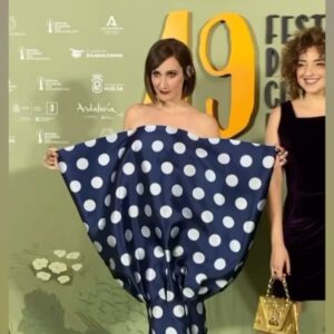 Ana Morgade Instagram - Leí hace tiempo que un diseñador gráfico presentaba su trabajo junto a todas las imágenes que le habían llevado hasta su creación. 
Que hablaba sin tapujos de lo que había tratado de copiar, lo que admiraba, lo que le movía y le influía sin pudor. 
Me pareció un principio ético hermoso. Ser genuino para mí tiene más de eso que de fingir que eres la gran quintaesencia del sistema solar y que las ideas te brotan como un herpes de la nada. 
Para perpetrar este vestido invertido quise mezclar un montón de cosas que me rechiflan, y las dejo aquí. 
Y os prometo que se puede caminar con él, que hay escépticos en tu zona 🤓 (a ver, un cien metros vallas no te lo acabo, pero vestida así o con el chándal de mis sueños).
