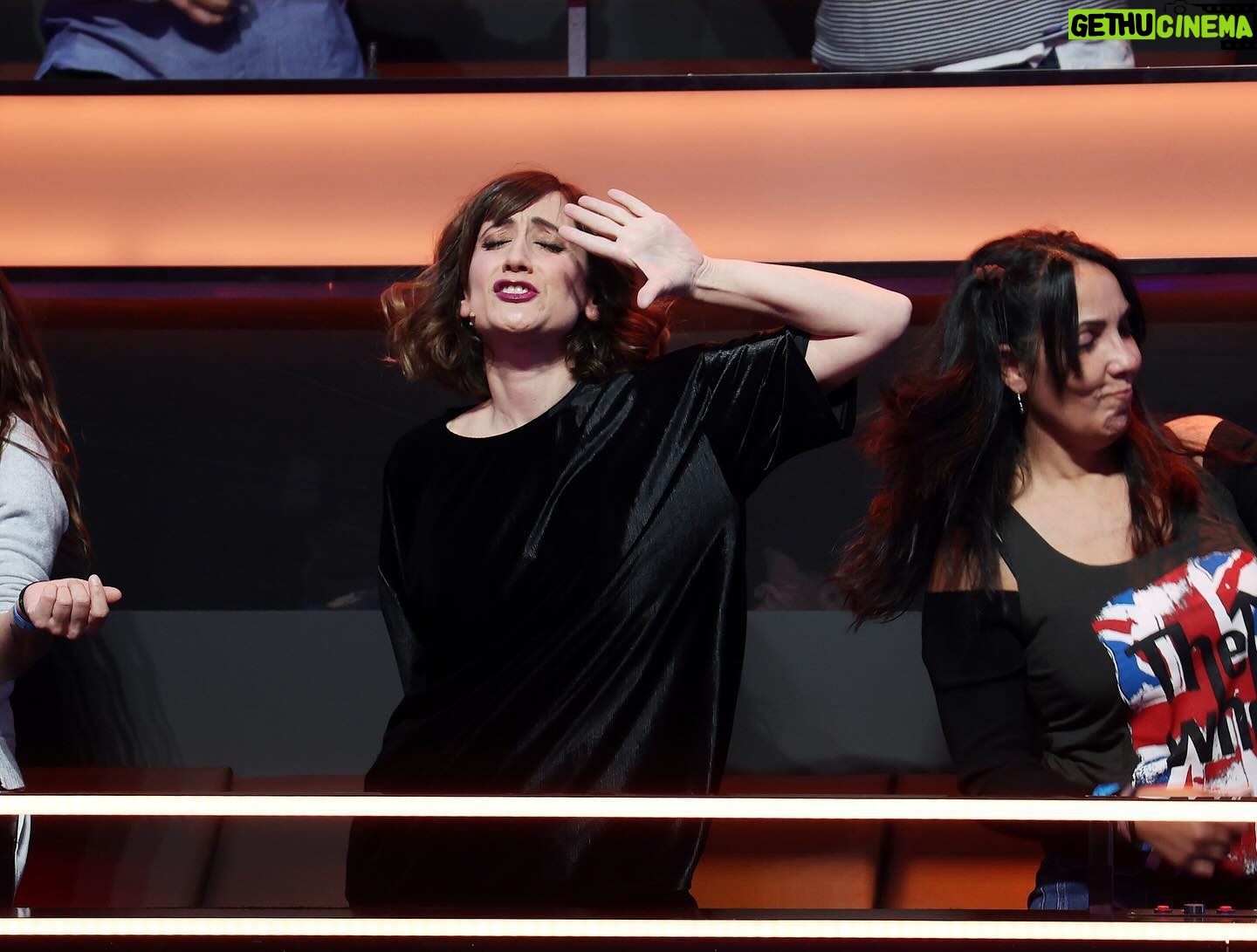 Ana Morgade Instagram - HOY HOY HOY! Esta noche estrenamos a las 22:45 #lamejorgeneración en @telecincoes y os dejo algunos momentazos para abrir boca: capitanes en estado de grasia y bellessa, una celebrando humildemente el triunfo, flipadísima en los ensayos (sí, caris, canto!), pidiendo con @martasango el VAR a la reina @laruka , perreando cual señora en una boda, el elencazo en el escenario que es más grande que la paciencia de una madre de trillizos, y @davidfernandezortiz1970 y yo revisando la dentadura de la gran @esperansagrasia_ ah, y una haciendo pilates pelota en mitad de la gala, y de remate, ahí me tenéis agarrando un escroto imaginario. Os espera lo más grande, amigues! EMPIEZA EL SHOW!!! @martisimasanchez @pablocarbonelloficial @soysolegimenez @rokooficial @anibalgomezoficial @soyyomelody @martasango @mavericklopezmusic @izanllunas @davidfernandezortiz1970 @esperansagrasia_ @laruka