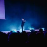 Ana Morgade Instagram - Barcelona, nos habéis dado dos sesiones que no olvidaremos jamás. De esas que hacen esta reunión de antiguos alumnos algo tan especial. Nos llevamos vuestras 6.000 sonrisas con nosotros todo lo que queda de gira. ¿Cómo os lo agradecemos? Esperamos que hayáis disfrutado tanto como nosotros. 🧠💞 🏆 Ganadoras de las entradas dobles para el WiZink Center sorteadas en Barcelona: @nhm87 y @carlotaespin. ¡Enhorabuena! 🎉 📸 @eyesssence