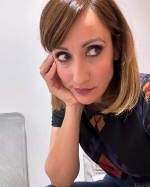 Ana Morgade Instagram - Si me veis con el pelo liso es que tengo curro nuevo. 

Esta vez me he metido en política. 😗