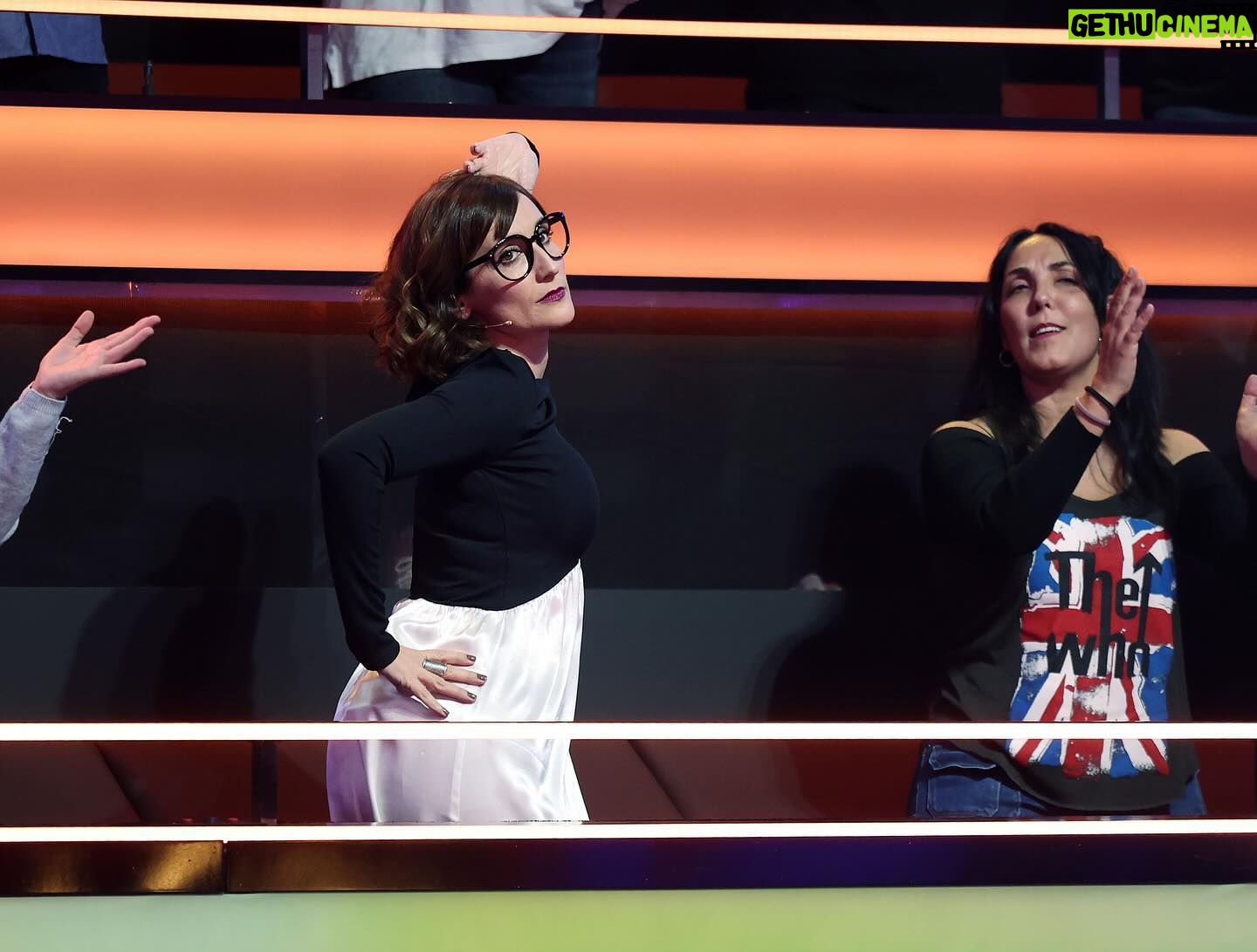 Ana Morgade Instagram - HOY HOY HOY! Esta noche estrenamos a las 22:45 #lamejorgeneración en @telecincoes y os dejo algunos momentazos para abrir boca: capitanes en estado de grasia y bellessa, una celebrando humildemente el triunfo, flipadísima en los ensayos (sí, caris, canto!), pidiendo con @martasango el VAR a la reina @laruka , perreando cual señora en una boda, el elencazo en el escenario que es más grande que la paciencia de una madre de trillizos, y @davidfernandezortiz1970 y yo revisando la dentadura de la gran @esperansagrasia_ ah, y una haciendo pilates pelota en mitad de la gala, y de remate, ahí me tenéis agarrando un escroto imaginario. Os espera lo más grande, amigues! EMPIEZA EL SHOW!!! @martisimasanchez @pablocarbonelloficial @soysolegimenez @rokooficial @anibalgomezoficial @soyyomelody @martasango @mavericklopezmusic @izanllunas @davidfernandezortiz1970 @esperansagrasia_ @laruka
