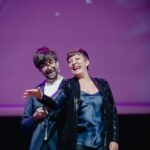 Ana Morgade Instagram - Barcelona, nos habéis dado dos sesiones que no olvidaremos jamás. De esas que hacen esta reunión de antiguos alumnos algo tan especial. Nos llevamos vuestras 6.000 sonrisas con nosotros todo lo que queda de gira. ¿Cómo os lo agradecemos? Esperamos que hayáis disfrutado tanto como nosotros. 🧠💞 🏆 Ganadoras de las entradas dobles para el WiZink Center sorteadas en Barcelona: @nhm87 y @carlotaespin. ¡Enhorabuena! 🎉 📸 @eyesssence
