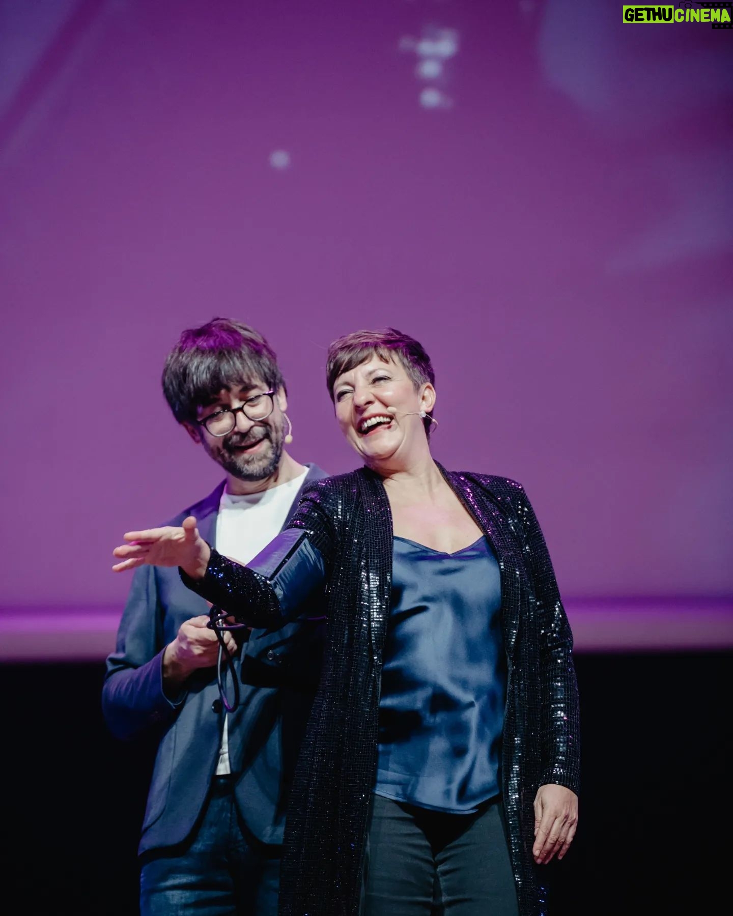 Ana Morgade Instagram - Barcelona, nos habéis dado dos sesiones que no olvidaremos jamás. De esas que hacen esta reunión de antiguos alumnos algo tan especial. Nos llevamos vuestras 6.000 sonrisas con nosotros todo lo que queda de gira. ¿Cómo os lo agradecemos? Esperamos que hayáis disfrutado tanto como nosotros. 🧠💞 🏆 Ganadoras de las entradas dobles para el WiZink Center sorteadas en Barcelona: @nhm87 y @carlotaespin. ¡Enhorabuena! 🎉 📸 @eyesssence