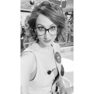 Ana Morgade Instagram - Hoy voy con las gafas buenas a @pasapalabra !!! Aquí me tenéis en movimiento, en foto, en blanco y negro y en japomanga! Desliza si no me crees. No te miento, titi.