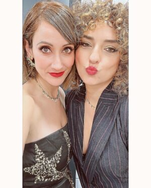 Ana Morgade Instagram - Rosario de fotos de la noche inaugural del @festicinehuelva de este año!
Aquí me tenéis vestida de arbolito de navidad glamour encantada de la vida, con joyería de @alhajacultstore (QUÉ MONADAS QUE TIENEN), felices con el equipazo nada más terminar, haciéndonos posados de portada del Venca la @virginiariezu y yo (te como la carita!), vestida para la alfombra roja con el vestido invertido (también bautizado por aquí como EL SUGUS DE PIÑA 😂), feliz de pisar el mismo escenario que el genio de Raúl Rodríguez (y la gloriosa Martirio, qué reina es, de verdad). Y repasando como si estuviera a las puertas de Selectividad 🥸. Qué suerte tengo de trabajar en esto
