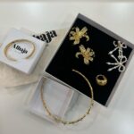 Ana Morgade Instagram - Rosario de fotos de la noche inaugural del @festicinehuelva de este año! Aquí me tenéis vestida de arbolito de navidad glamour encantada de la vida, con joyería de @alhajacultstore (QUÉ MONADAS QUE TIENEN), felices con el equipazo nada más terminar, haciéndonos posados de portada del Venca la @virginiariezu y yo (te como la carita!), vestida para la alfombra roja con el vestido invertido (también bautizado por aquí como EL SUGUS DE PIÑA 😂), feliz de pisar el mismo escenario que el genio de Raúl Rodríguez (y la gloriosa Martirio, qué reina es, de verdad). Y repasando como si estuviera a las puertas de Selectividad 🥸. Qué suerte tengo de trabajar en esto
