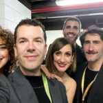 Ana Morgade Instagram - Rosario de fotos de la noche inaugural del @festicinehuelva de este año! Aquí me tenéis vestida de arbolito de navidad glamour encantada de la vida, con joyería de @alhajacultstore (QUÉ MONADAS QUE TIENEN), felices con el equipazo nada más terminar, haciéndonos posados de portada del Venca la @virginiariezu y yo (te como la carita!), vestida para la alfombra roja con el vestido invertido (también bautizado por aquí como EL SUGUS DE PIÑA 😂), feliz de pisar el mismo escenario que el genio de Raúl Rodríguez (y la gloriosa Martirio, qué reina es, de verdad). Y repasando como si estuviera a las puertas de Selectividad 🥸. Qué suerte tengo de trabajar en esto