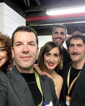 Ana Morgade Instagram - Rosario de fotos de la noche inaugural del @festicinehuelva de este año!
Aquí me tenéis vestida de arbolito de navidad glamour encantada de la vida, con joyería de @alhajacultstore (QUÉ MONADAS QUE TIENEN), felices con el equipazo nada más terminar, haciéndonos posados de portada del Venca la @virginiariezu y yo (te como la carita!), vestida para la alfombra roja con el vestido invertido (también bautizado por aquí como EL SUGUS DE PIÑA 😂), feliz de pisar el mismo escenario que el genio de Raúl Rodríguez (y la gloriosa Martirio, qué reina es, de verdad). Y repasando como si estuviera a las puertas de Selectividad 🥸. Qué suerte tengo de trabajar en esto