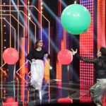 Ana Morgade Instagram - HOY HOY HOY! Esta noche estrenamos a las 22:45 #lamejorgeneración en @telecincoes y os dejo algunos momentazos para abrir boca: capitanes en estado de grasia y bellessa, una celebrando humildemente el triunfo, flipadísima en los ensayos (sí, caris, canto!), pidiendo con @martasango el VAR a la reina @laruka , perreando cual señora en una boda, el elencazo en el escenario que es más grande que la paciencia de una madre de trillizos, y @davidfernandezortiz1970 y yo revisando la dentadura de la gran @esperansagrasia_ ah, y una haciendo pilates pelota en mitad de la gala, y de remate, ahí me tenéis agarrando un escroto imaginario. Os espera lo más grande, amigues! EMPIEZA EL SHOW!!! @martisimasanchez @pablocarbonelloficial @soysolegimenez @rokooficial @anibalgomezoficial @soyyomelody @martasango @mavericklopezmusic @izanllunas @davidfernandezortiz1970 @esperansagrasia_ @laruka