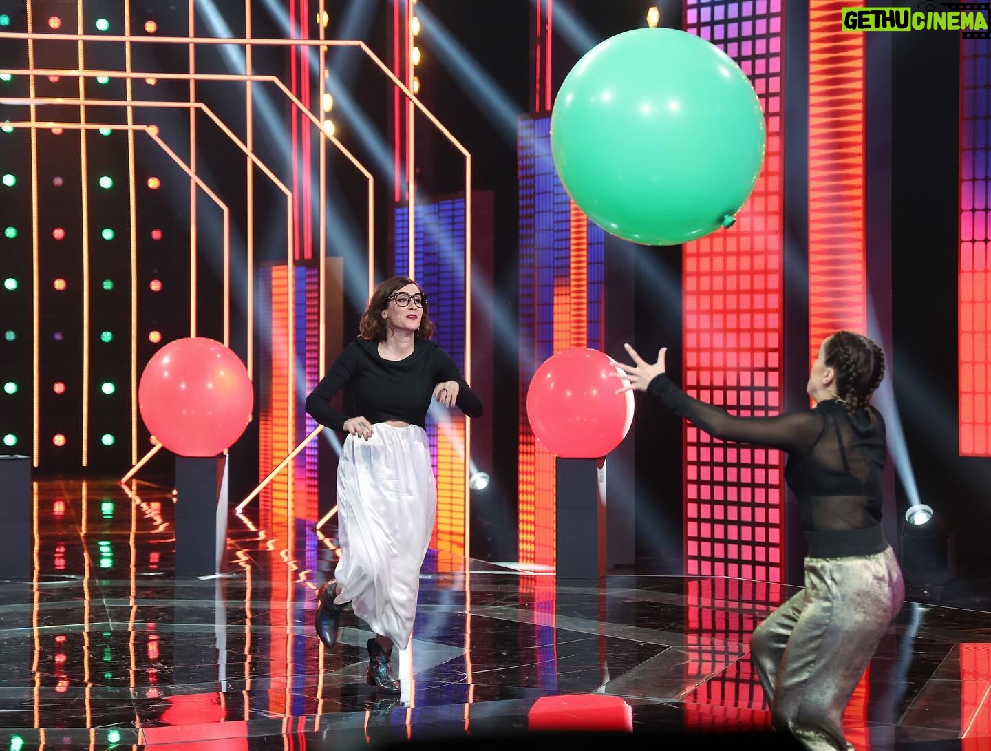 Ana Morgade Instagram - HOY HOY HOY! Esta noche estrenamos a las 22:45 #lamejorgeneración en @telecincoes y os dejo algunos momentazos para abrir boca: capitanes en estado de grasia y bellessa, una celebrando humildemente el triunfo, flipadísima en los ensayos (sí, caris, canto!), pidiendo con @martasango el VAR a la reina @laruka , perreando cual señora en una boda, el elencazo en el escenario que es más grande que la paciencia de una madre de trillizos, y @davidfernandezortiz1970 y yo revisando la dentadura de la gran @esperansagrasia_ ah, y una haciendo pilates pelota en mitad de la gala, y de remate, ahí me tenéis agarrando un escroto imaginario. Os espera lo más grande, amigues! EMPIEZA EL SHOW!!! @martisimasanchez @pablocarbonelloficial @soysolegimenez @rokooficial @anibalgomezoficial @soyyomelody @martasango @mavericklopezmusic @izanllunas @davidfernandezortiz1970 @esperansagrasia_ @laruka